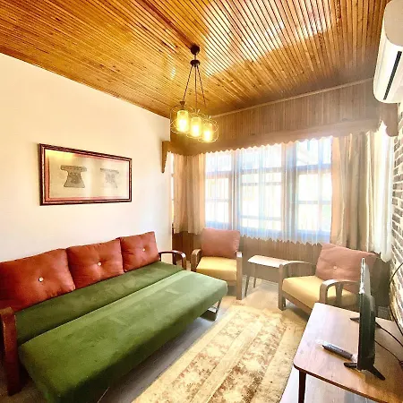 Old Town Famous Aparts *