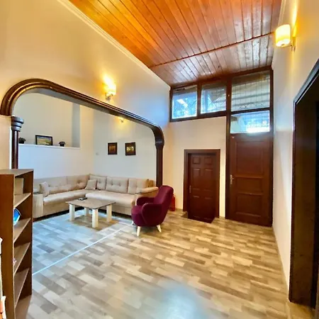 Old Town Famous Aparts *