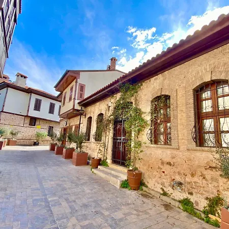 Old Town Famous Aparts *